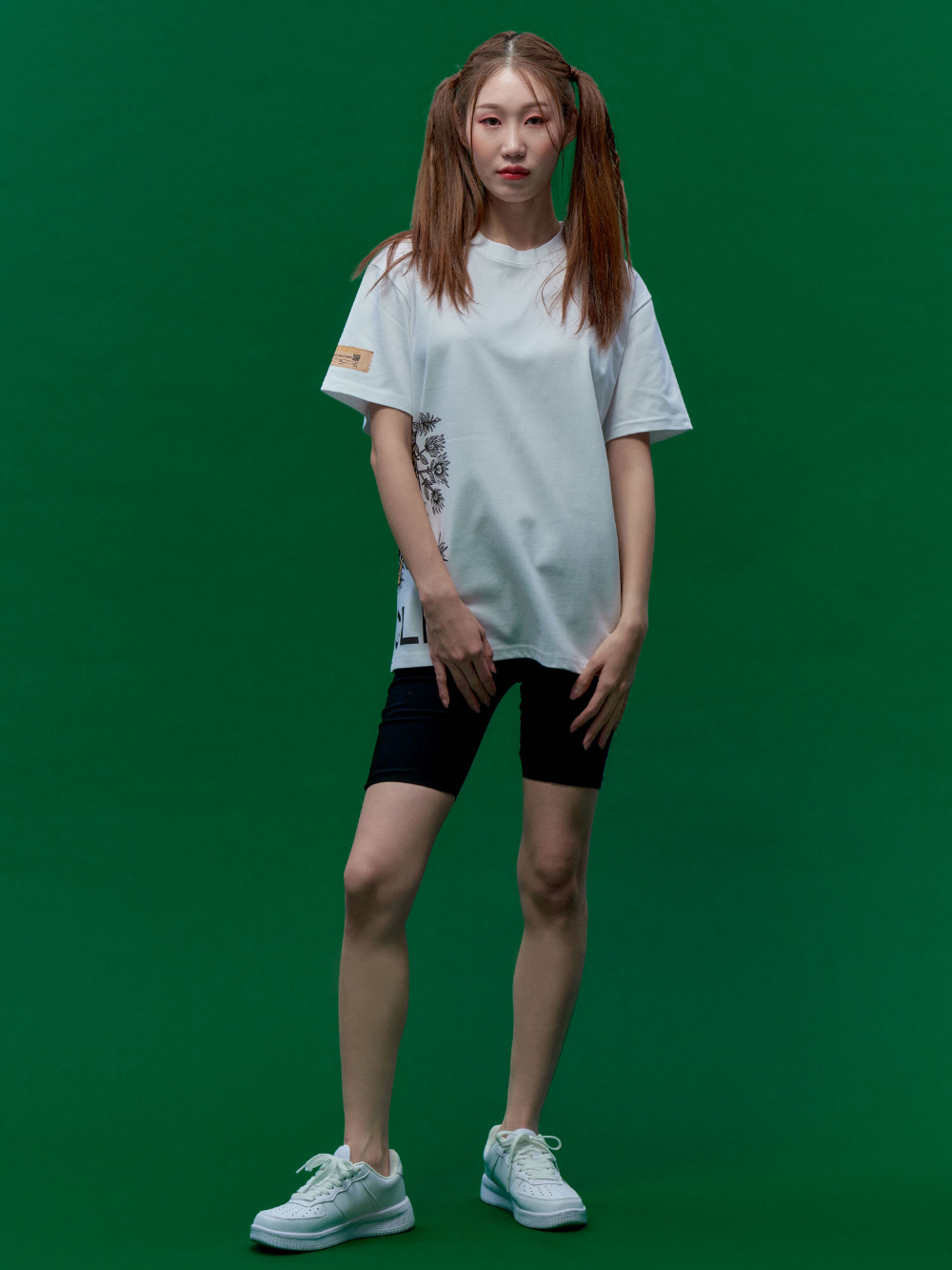 반팔 티셔츠 모델 착용 이미지-S14L3